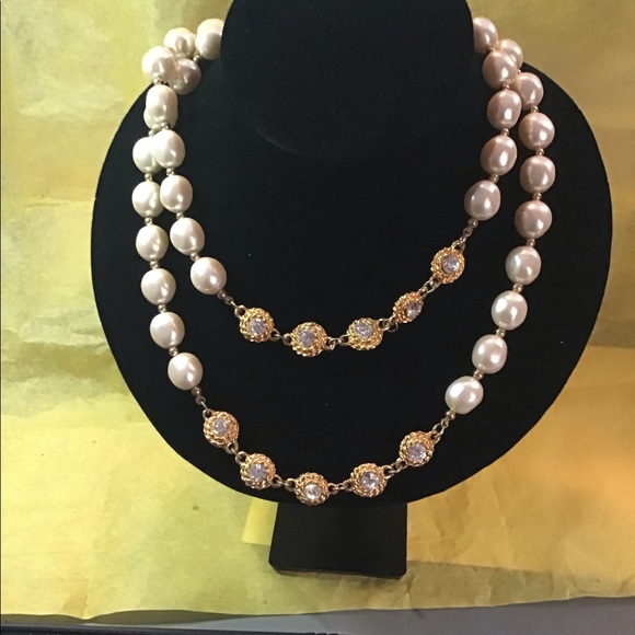 Lovely vintage gold tone clear rhinestone faux pearl necklace - Picture 2 of 6